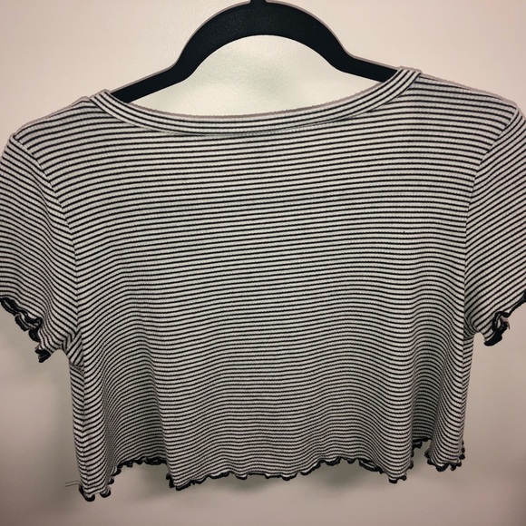 Black and white striped cropped t-shirt - Picture 3 of 4